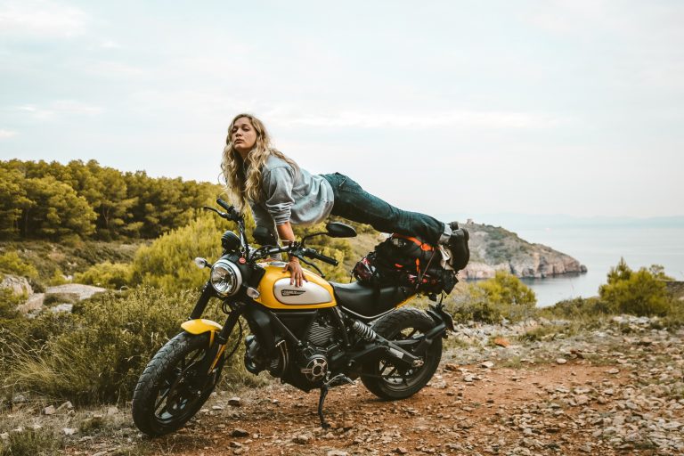 Women motorcycle jeans with Kevlar (buying guide)
