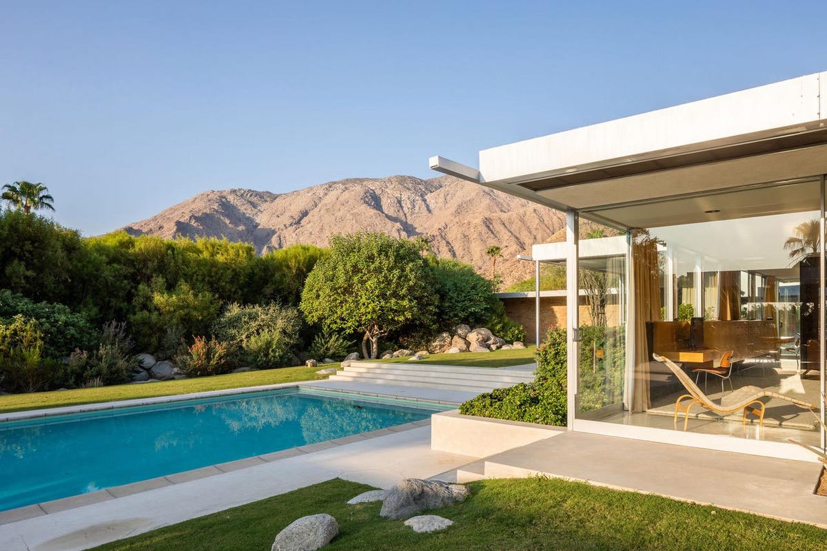 House for sale in Desert shores CA