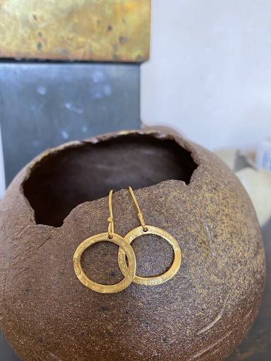 A Guide to Using Gold Circle Earrings that Dangle Daily