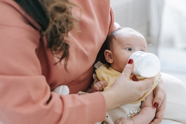 Can You Switch From Breastfeeding to Formula Feeding? 