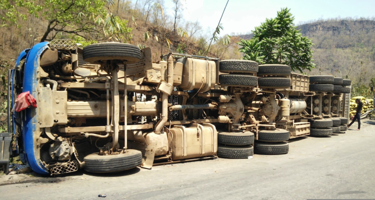 3 Signs You Need to Hire an Attorney After a Truck Crash